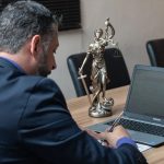Адвокаты по уголовным делам действуют строго в рамках закона